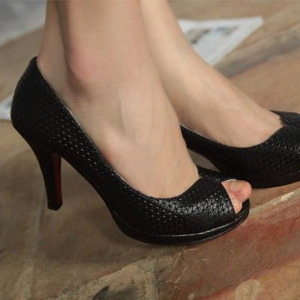 Open-toe pumps